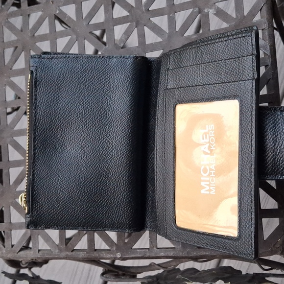 Michael Kors wallet - Picture 2 of 6